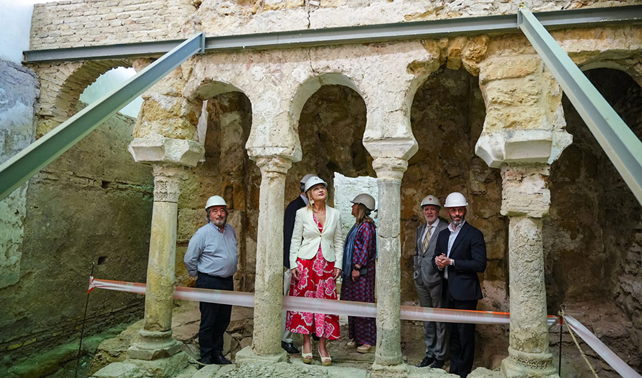 La consejera de Cultura, Patricia del Pozo, durante su visita a las obras de rehabilitación de los baños árabes de San Pedro, en Córdoba.